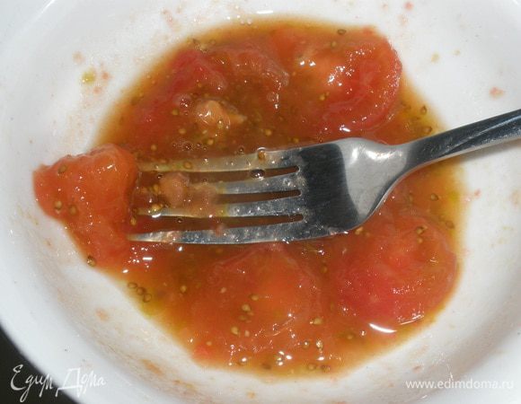 Помидор обдать кипятком и снять кожу с него. 