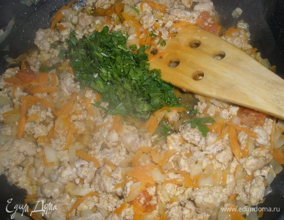 В конце добавить зелень. Начинку надо немного остудить. 