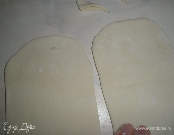 Верхние края где сгибы, закруглить ножницами. Убрать лишнее тесто. 