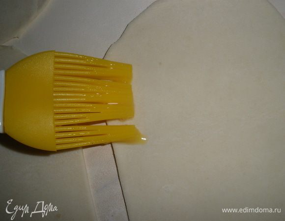 Раскрыть заготовки, смазать желтком края. 
