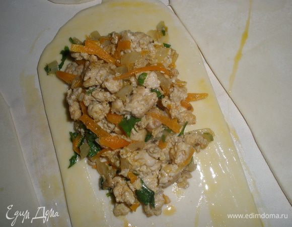 Выложить начинку, по 2,5 ст ложки на порцию. 