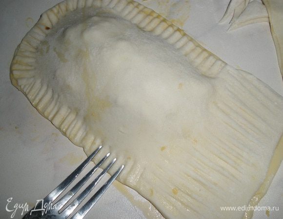 Вокруг всего пирожка поприжимать вилкой. 