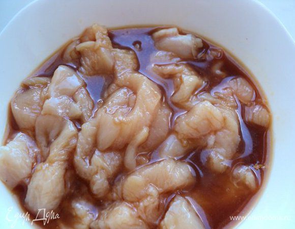 Смешать соевый соус, сок ½ апельсина, выдавленный через пресс чеснок, перец и замариновать в этом маринаде филе на 20-30мин.