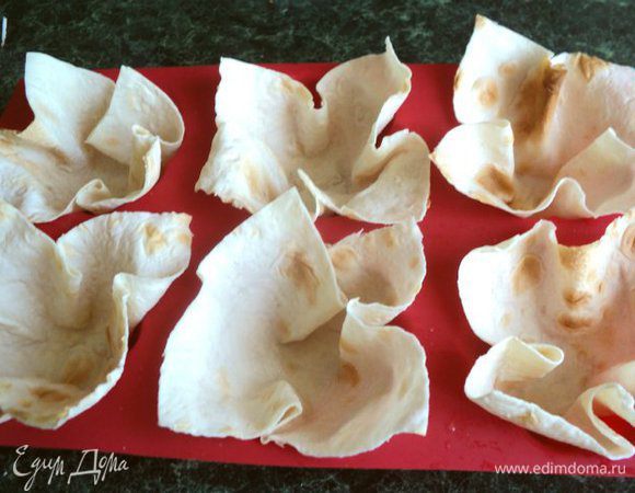 Лист лаваша порезать на квадраты 10х10см, смочить их кисточкой водой с двух сторон и выложить в формочки для мафинов.Выпекать 7-8мин, пока формочки подсохнут.