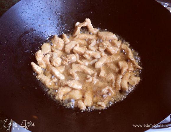 В вок разогреть оливковое масло, положить филе и быстро поджарить 2-3мин.