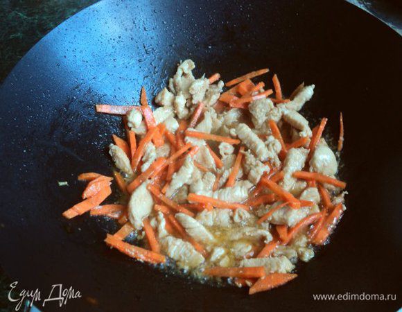Добавить к мясу порезанную соломкой морковь и поджарить, постоянно помешивая еще 2 мин. Выложить на тарелку и охладить.