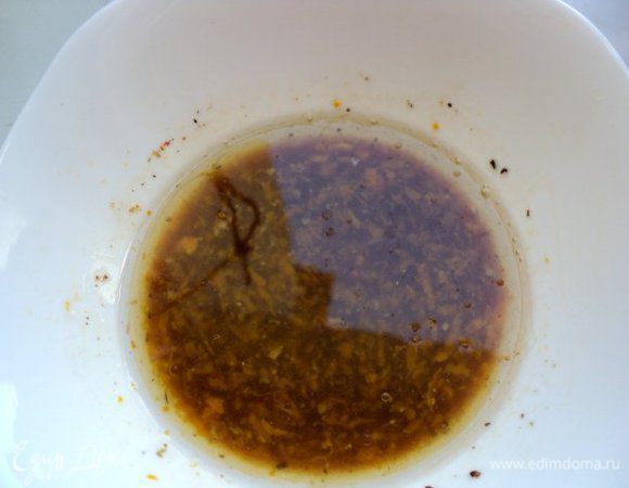 Приготовить соус; выдавить сок со второй половинки апельсина, добавить 2ст.ложки оливкового масла, бальзамический уксус, сахар, 1 ч.ложку цедры апельсина, специи для салата и соль по вкусу.