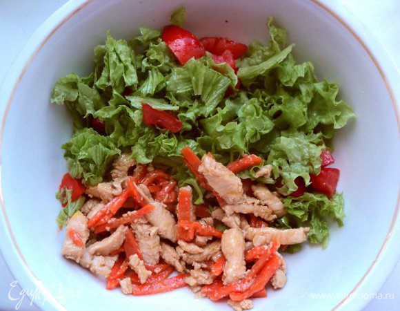 Порвать листья салата, помидор порезать кубиками, предварительно удалив семена. Смешать салат, помидор, охлажденное мясо с морковкой, добавить соус и осторожно перемешать.
