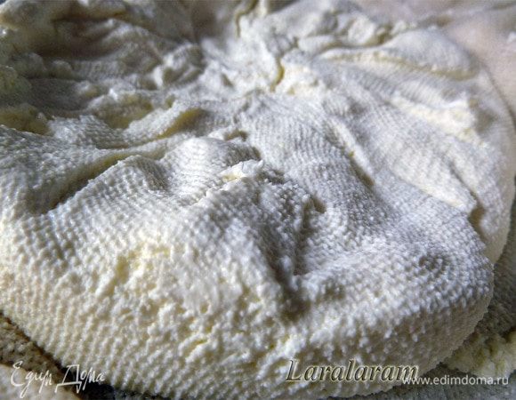 Ситечко выстелить марлей и выложить массу на ночь. Сыворотку собрать - пригодится в хозяйстве. Полезная вещь!
Немного оливкового масла вытечет - но это нормально... и совсем немного...

Творожную массу положить под груз - до получения нужной консистенции.
