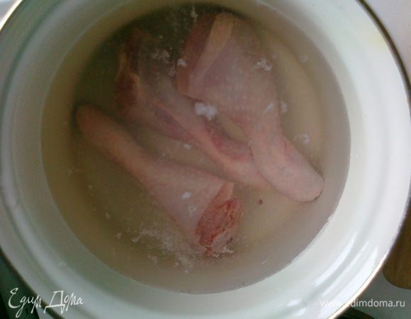 1. Делаем бульон. Курицу опустить в воду и поставить на огонь.  