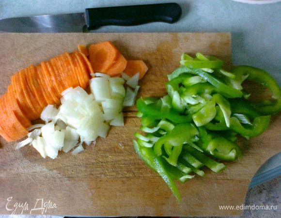 2. Нарезать мелко репчатый лук, морковь - тонкими кольцами, если слишком толстая - полукольцами. Перец - полосками.  