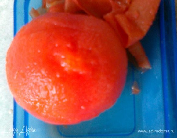 3. Помидор ненадолго опустить в горячий бульон, чтобы лопнула кожица. Вынуть и удалить шкурку, порезать помидор на дольки. ("Целый" помидор после нарезки выглядит, конечно, эстетичнее, но я периодически издеваюсь над бедным томатом исключительно ради старшего сына. Он хоть и старший, но ему всего 3,5 года. И его пальцы, вылавливающие из тарелки кожуру от помидора.... В общем, если вам такая рыбалка не страшна, оставьте помидор в покое и режьте без предварительных экзекуций.)