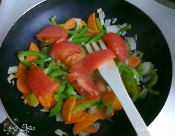 4. Нагреть сковороду с небольшим количеством оливкового масла. Масла должно быть действительно совсем немного. Наша задача - чуть "прихватить", а не утопить овощи. На разогретую сковороду выкладываем лук и морковь. Как почувствуете, что они уже "зарделись" - отправляйте им в компанию перец, а следом - помидоры. Пара минут на "обмен рукопожатиями" - и в кастрюлю. Там им всем самое место! А сковороду пока просто отодвигаем в сторонку (она нам еще пригодится).  