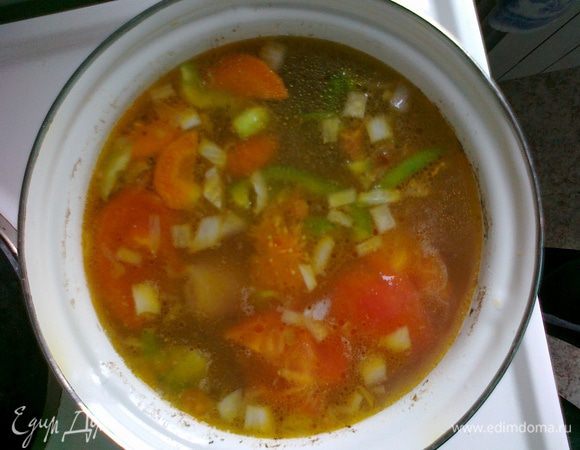 5. Когда бульон начнет закипать, добавляем нарезанную кубиками картошку и чуть позже - вымытый рис. Убавляем огонь, чтобы картошка варилась, но при этом рис не "выпрыгивал" из кастрюли.   