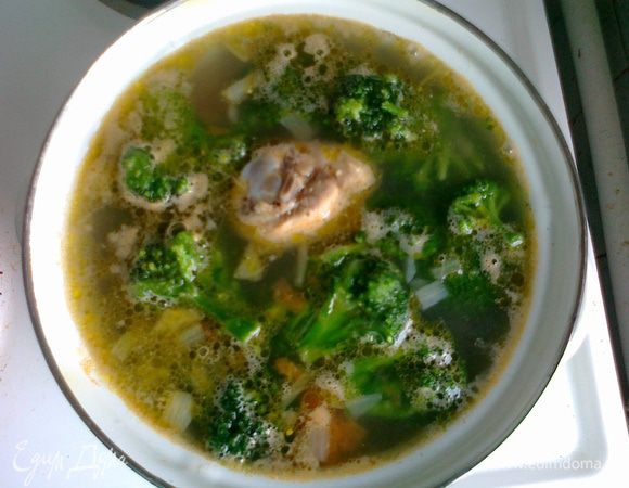 6. Когда картошка с рисом будут почти готовы, добавить брокколи (прямо из морозилки) и выключить огонь. Суп "дойдет" без посторонней помощи. 