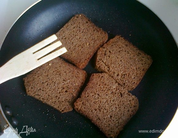 7. Делаем тосты к супчику. Для этого режем черный хлеб и натираем его чесноком. Нагреваем сковороду, на которой подрумянивали овощи и которая еще сохранила остатки былой роскоши, т.е. масла. Просто подсушиваем на ней хлебцы с двух сторон.    