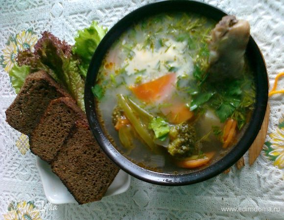 8. Разливаем суп по тарелкам, украшаем рубленой зеленью (оставшуюся отправляем в кастрюлю). Подавать с чесночными хлебцами и сметаной. Приятного аппетита!   