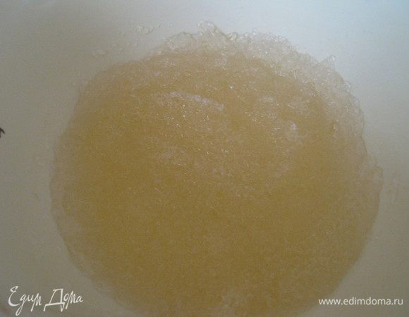 Замачиваем желатин в холодной воде и оставляем на 40-60минут.