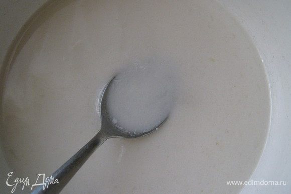 В 200г кокосового молока( http://www.edimdoma.ru/retsepty/42422-kokosovoe-moloko )добавляем сок лайма,ставим на огонь и доводим до кипения.Убираем молоко с огня,добавляем желатин и даем желатину полностью раствориться.