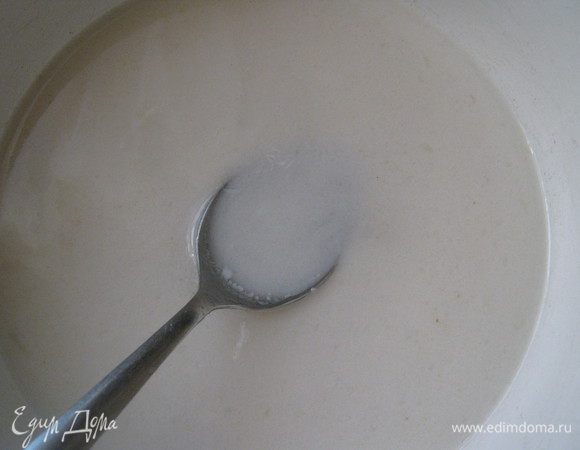 В 200г кокосового молока( http://www.edimdoma.ru/retsepty/42422-kokosovoe-moloko  )добавляем сок лайма,ставим на огонь и доводим до кипения.Убираем молоко с огня,добавляем желатин и даем желатину полностью раствориться.