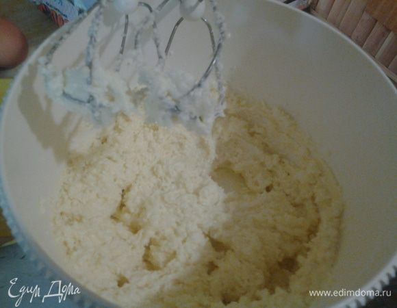 Добавьте протертый через сито творог и взбейте