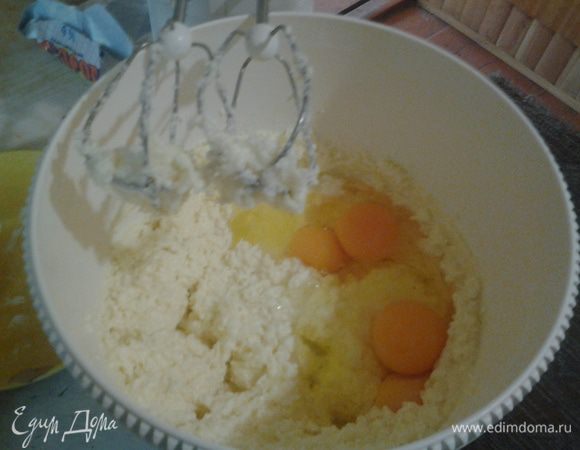 Влейте яйца, хорошо размешайте смесь до получения однородной массы