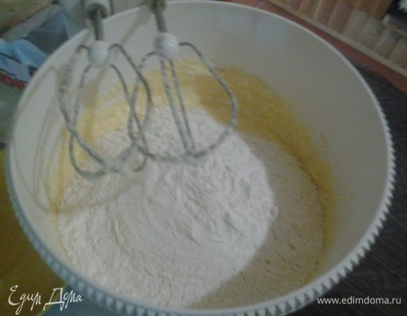 Всыпьте муку, просеянную с разрыхлителем и хорошо (около минуты на малой скорости) вымесите тесто