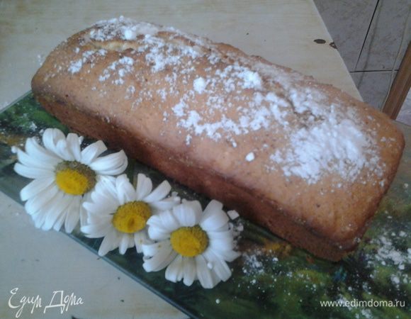 Выложите тесто в смазанную маслом форму и выпекайте в предварительно разогретой до 170С духовке около 1 часа. Готовый кекс посыпьте сахарной пудрой