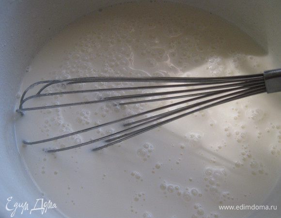 Сливки,хорошо, взбиваем с сахаром,и добавляем натертую цедру лайма.