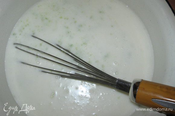 В кокосовое молоко с желатином добавляем оставшиеся 200г кокосового молока и осторожно вводим взбитые сливки.