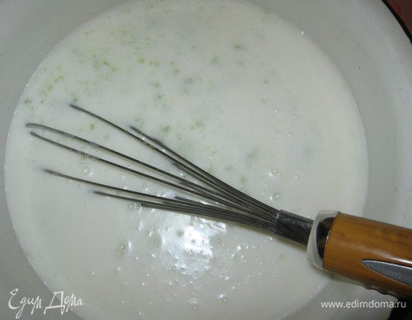 В кокосовое молоко с желатином добавляем оставшиеся 200г кокосового молока и осторожно вводим взбитые сливки.