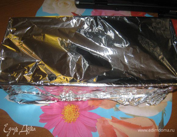 Выливаем смесь в форму объемом не менее 1,3 литра.Накрываем форму фольгой и ставим в морозилку на 5-6 часов,а лучше на ночь.