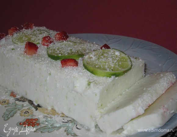 Затем,окунаем форму в горячую воду,чтобы вынуть пудинг и переворачиваем его на тарелку.Посыпаем кокосовой стружкой,украшаем ломтиками лайма и клубникой.Пудинг,можно,просто,выложить ложкой для мороженого в креманки или кокосовые скорлупки.Баварский холодный пудинг с кокосом и лаймом готов!Приятного аппетита!;)