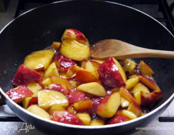 Для начинки порезать нектарины на мелкие кусочки. В большой сковороде растопить 35 г сливочного масла и добавить нектарины. Бланшировать 2-3 минуты, но если нектарины очень спелые и дадут много сока, дать соку выпариться. Затем добавить 40 г сахара и подержать на огне ещё минутку. Остудить нектарины.