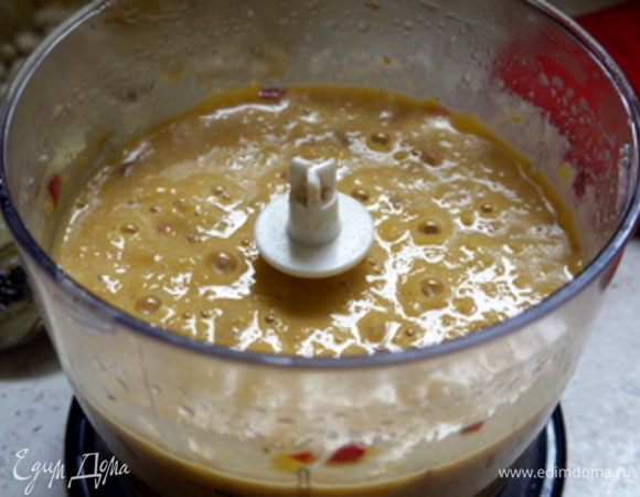 В блендере перемолоть остывшие нектарины с 40 г сахара, желтками, сливками и миндальной мукой.