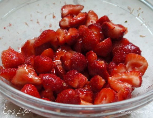 Мелко порезать клубнику и смешать с чайной ложкой сахарной пудры и цедрой лимона. Если у вас лимон очень кислый, то хватит и щепотки цедры. В противном случае может пойти цедра одного целого лимона, как у меня. Поставить охлаждаться клубнику в холодильник, пока флан не остынет.