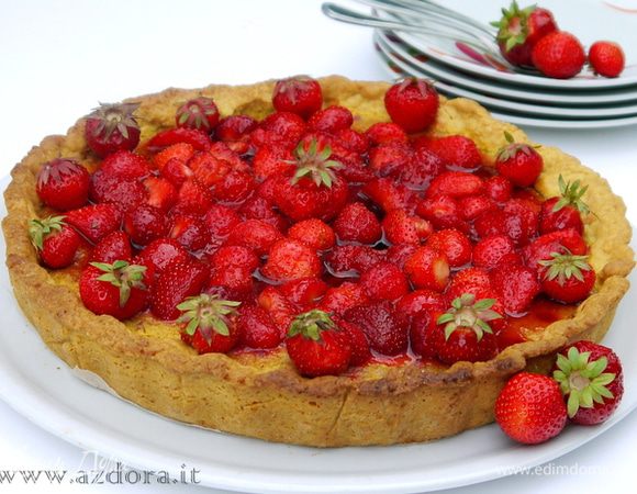 На сливочном масле и 40 мл воды карамелизировать 80 г сахара. Когда сахар приобретет цвет меда, снять его с огня и добавить ещё 40 мл воды. Вернуть на огонь, чтобы все ингредиенты соединились, и остудить карамель.
Остывший флан украсить нарезанной клубникой и залить карамелью.