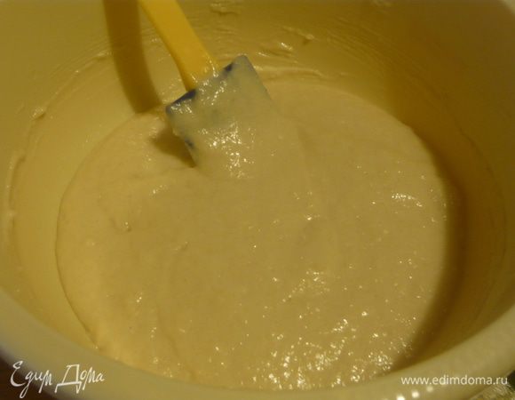 Форму смазать маслом и слегка присыпать мукой. Смешать сухие ингредиенты (муку, сахар, ванильный сахар и разрыхлитель). Отдельно взбить яйцо с молоком и растительным маслом. Соединить яичную смесь с сухими ингредиентами и замесить однородное тесто.