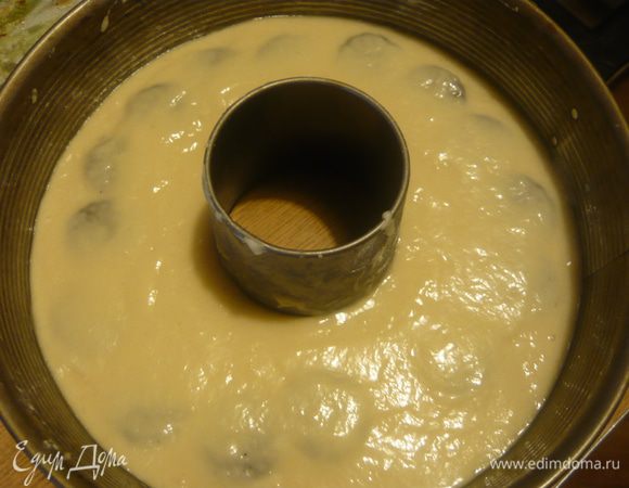 Нагреть духовку до 180с. Вылить в форму половину теста, выложить печенье и залить оставшимся тестом. 