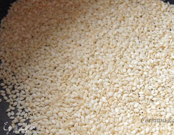 Далее на сухой сковороде золотим кунжут.