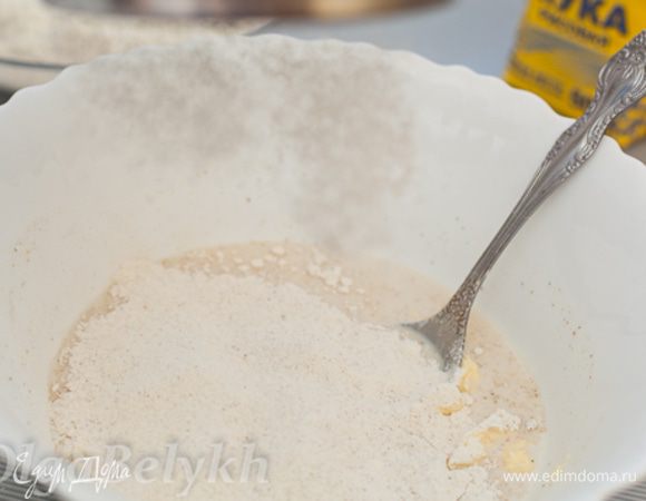 Сначала приготовим булочки. Для этого нужно развести дрожжи в теплом молоке, добавить сахар, щепотку соли, кардамон и сливочное масло, размешать. Затем всыпать просеянную пшеничную, рисовую и ржаную муку. Замесить тесто, вымешивать, пока оно не перестанет прилипать к рукам. После чего накрыть тесто полотенцем и поставить в теплое место на 1-1,5 часа, пока объем теста не увеличится вдвое. Затем тесто обмять и дать ему еще раз подняться.