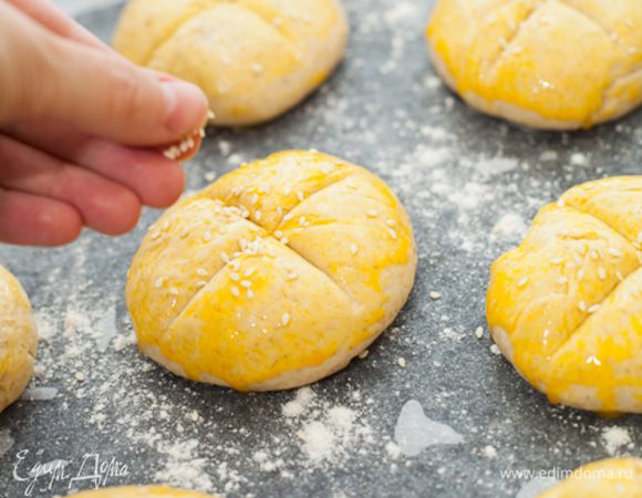 Посыпать булочки кунжутными семенами. Поставить в духовку на 15-20 минут. Выпекать при 180 градусах.
Готовые булочки выложить на решетку.
