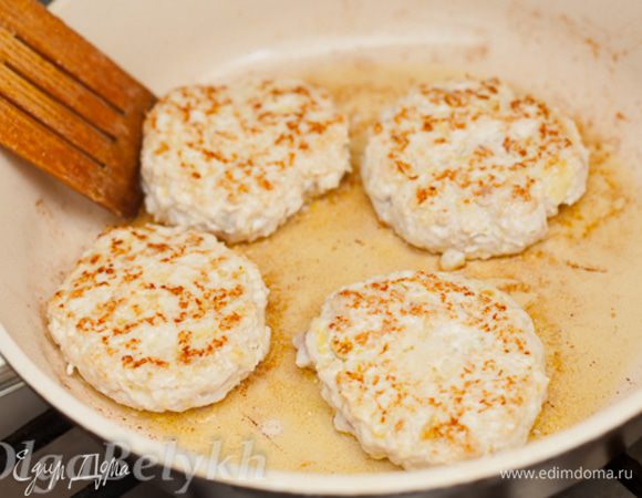 Приготовим котлеты.
Куриное филе вместе с луком пропустить через мясорубку с крупными отверстиями. Посолить и поперчить получившийся фарш. Сформировать плоские котлеты величиной с ладонь и обжарить их в разогретом растительном масле с каждой стороны по 3 минуты, затем поставить котлеты в духовку на 10-15 минут при 180 градусах.
