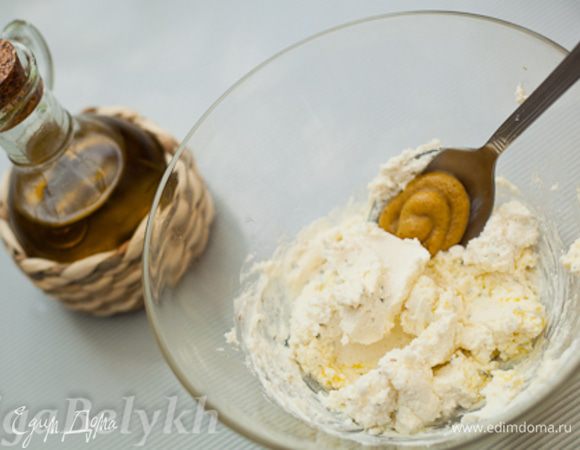 Готовим соус. Чеснок нужно измельчить в пюре, смешать с творожным сыром и прованскими травами. Добавить горчицу и оливковое масло, хорошо перемешать.