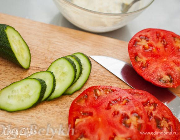 Помидор и огурец нарезать тонкими кружками.