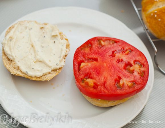 Теперь будем собирать наш бургер. Булочки разрезать пополам. Каждую половинку хорошо промазать соусом. На нижнюю положить кружок помидора.