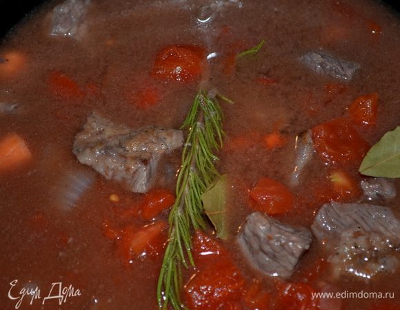 В слоукукер добавить морковь, бульон, томаты, розмарин и лаврушку. Закрыть крышкой, поставить программу на 8 час., LOW.
Если у вас готовится просто в жаровне, смотрите, чтоб жидкость не выпарилась и вовремя еще добавляйте.