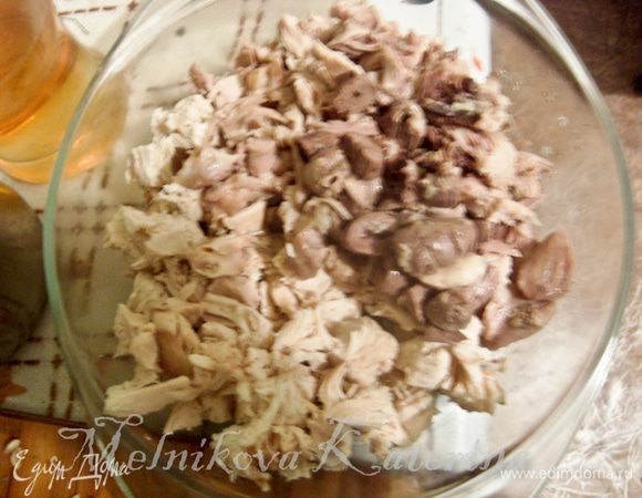 Достать все мясо и потроха, нарезать на мелкие кусочки и перемешать. 