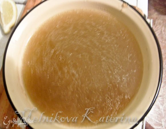 Бульон процедить. Добавить к бульону желатин и распустить на медленном огне (не кипятить!)