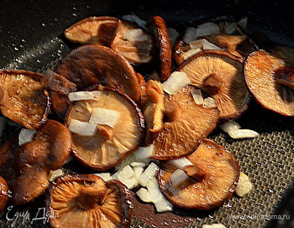 Растопить сливочное масло в сковороде на средне-высоком огне и добавь в нее грибы (в моем выборе шиитаке), посолить, поперчить и довести до готовности.